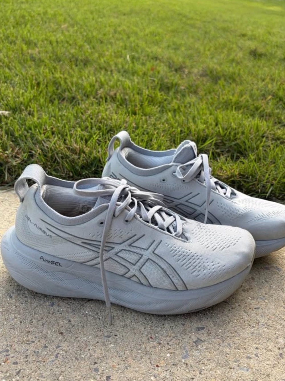ASICS Women's Gel-Nimbus 25 sneakers (size 8)